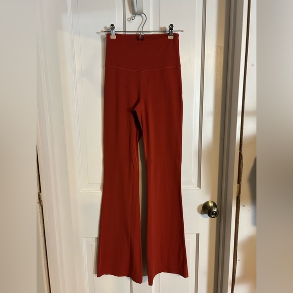 Lululemon Groove Super-High-Rise Flared Pant Nulu
Cayenne size 4 - Picture 5 of 10